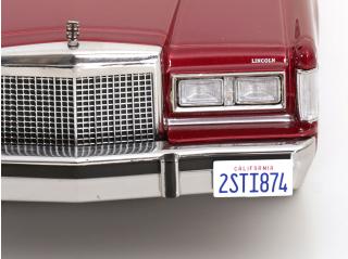 Lincoln Town Car 1985 rotmetallic aus dem Film \"Gefährliche Brandung\" KK-Scale 1:18 Metallmodell (Türen, Motorhaube... nicht zu öffnen!)