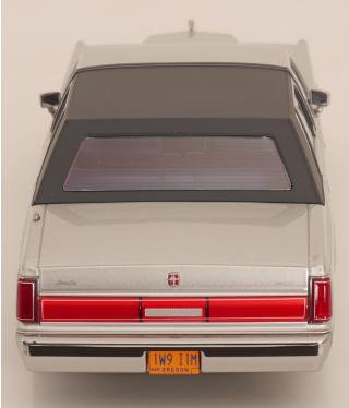 Lincoln Town Car 1985 silber/grau aus dem Film \"Der grosse Wurf\" KK-Scale 1:18 Metallmodell (Türen, Motorhaube... nicht zu öffnen!)
