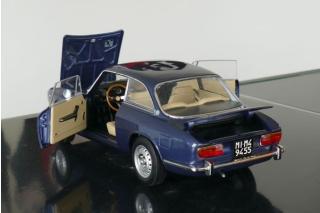 Alfa Romeo 2000 GTV (1973) - blue met. (Blu Pervinca) Norev 1:18 Metallmodell 2 Türen, Motorhaube und Kofferraum zu öffnen!