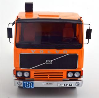 Volvo F10 1977, orange/black, mit Decal-Set Road Kings 1:18 funktionstüchtige Lenkung + zu öffenden Türen