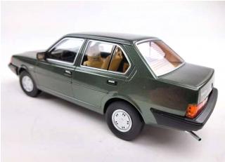 Volvo 340 1987 green metallic with beige interior Triple9 1:18 (Türen, Motorhaube... nicht zu öffnen!)