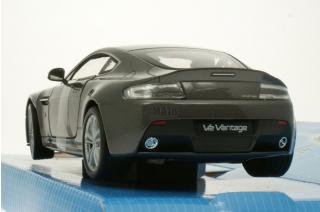 Aston Martin V12 Vantage 2010 silbergrau Welly 1:24