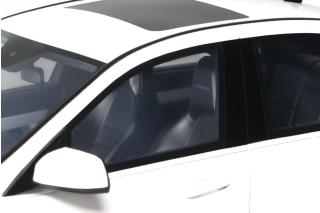 MERCEDES-BENZ C63 AMG DIAMOND WHITE 2007 GT Spirit 1:18 Resinemodell (Türen, Motorhaube... nicht zu öffnen!)