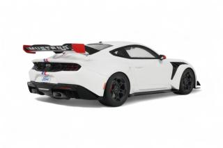 FORD MUSTANG GTD \"SPIRIT OF AMERICA\" PERFORMANCE WHITE 2025 GT Spirit 1:18 Resinemodell (Türen, Motorhaube... nicht zu öffnen!)