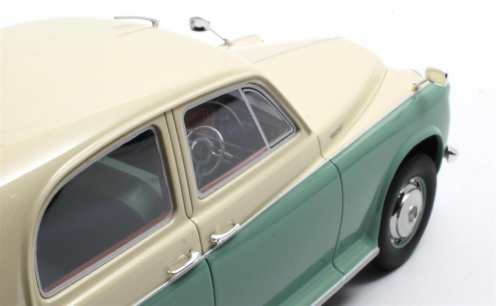 ミニカー 104-049 Cult 1/18 Rover P2b Saloon 1968 ミニカー 104-049 Cult 1/18 Rover P2b Saloon 1968 ミニカー 104-049