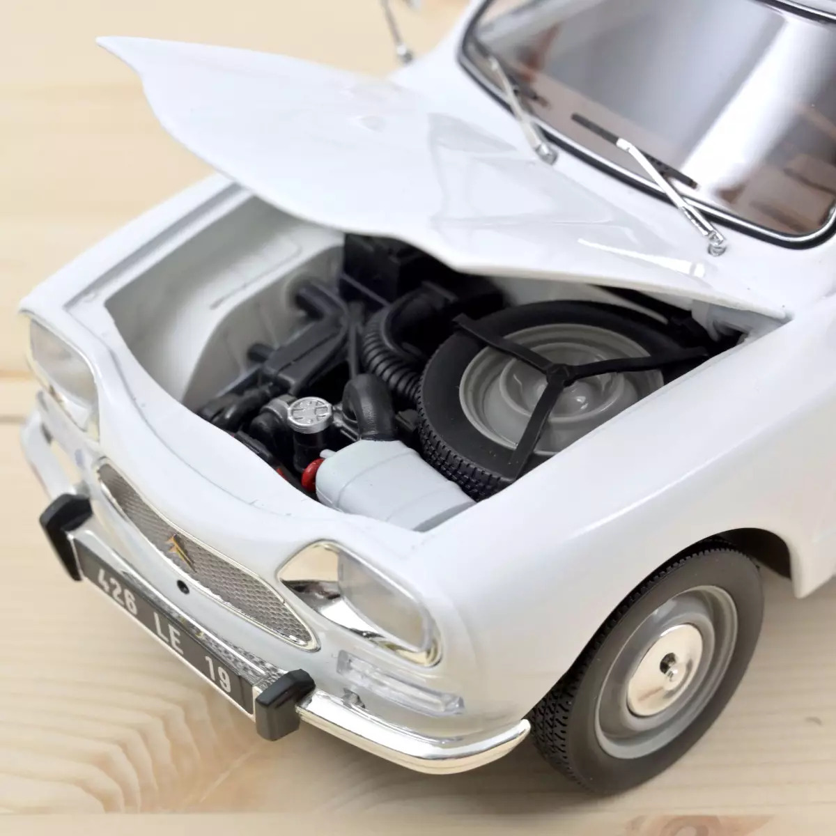 Norev 181675 Citroën Ami 8 Break 1975 white 1:18 modelcar limited 1/300