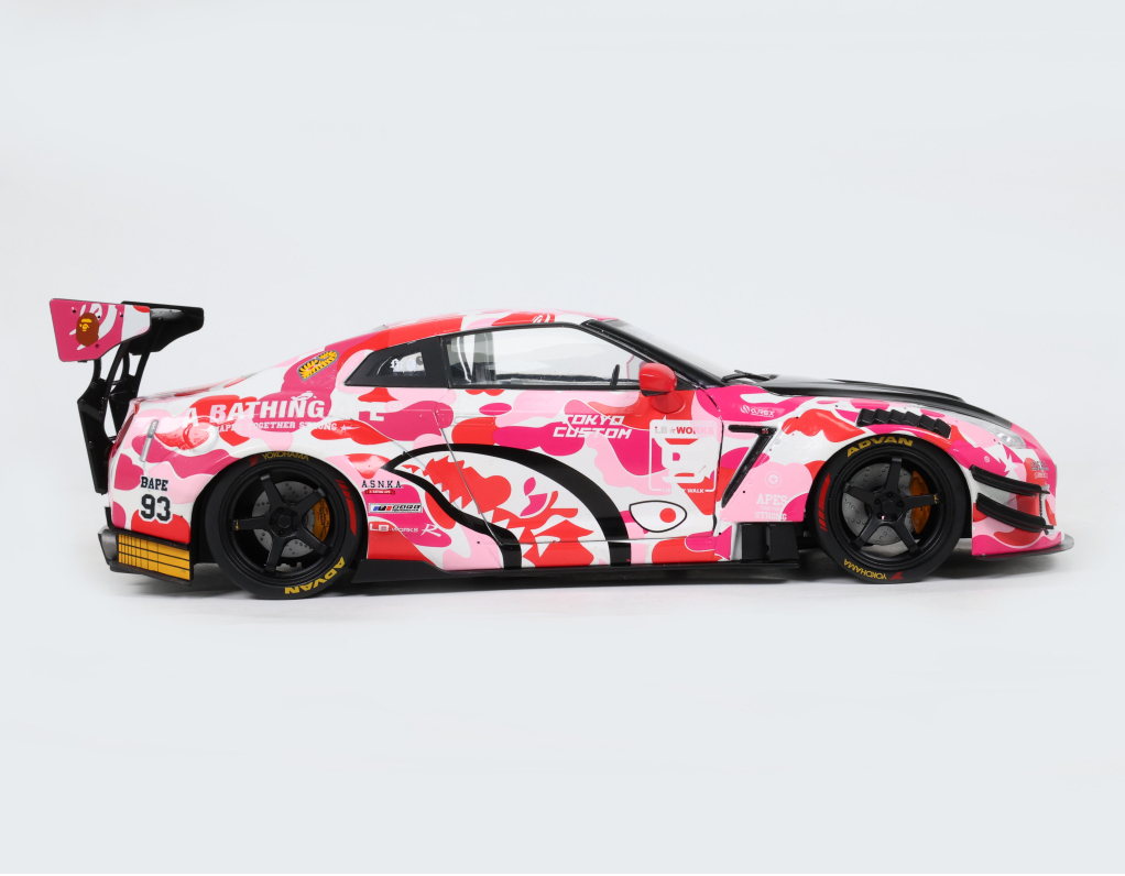 Modellauto NISSAN GT-R (R35) W/ LIBERTY WALK BODY KIT 2.0 PINK CAMO ...